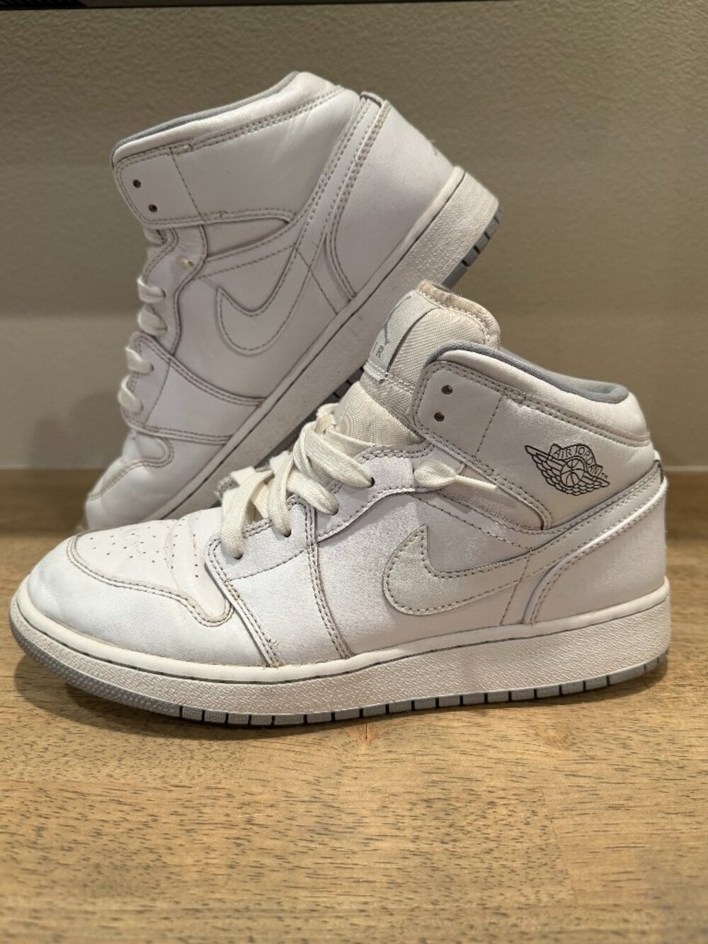 Nike Air Jordan 1 Mid GS Triple White Sneakers 554725-112 Size 7Y